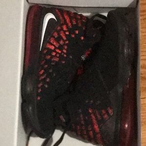 Lebron 17 size 8.5 red black colorway